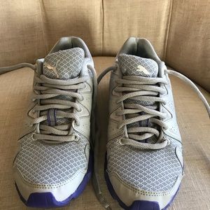 Puma Women’s Sport Lifestyle Sneaker- Size 6